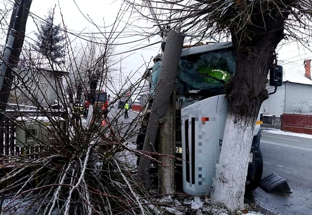 O mașină de gunoi a intrat într-un stâlp și într- un copac