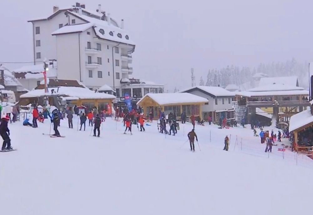 Pandemia a influențat turismul. Mii de turiști au ajuns pe pârtia de la Rânca