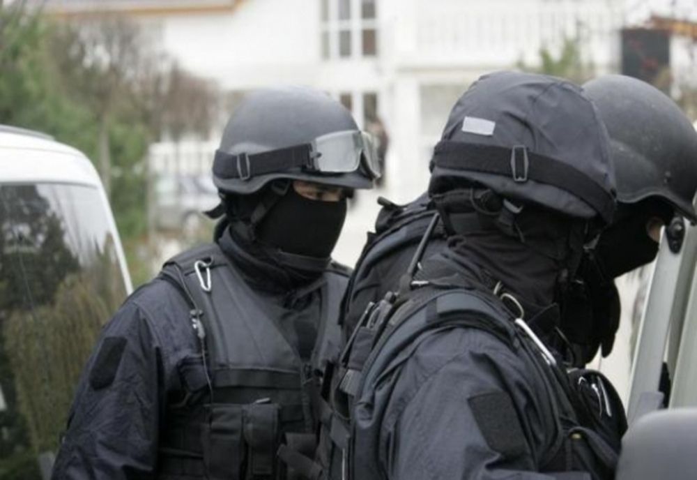 FOTO&VIDEO. Procurorii DIICOT, percheziţii în Dolj şi Argeş, pentru destructurarea unei grupări de cămătari şi proxeneţi