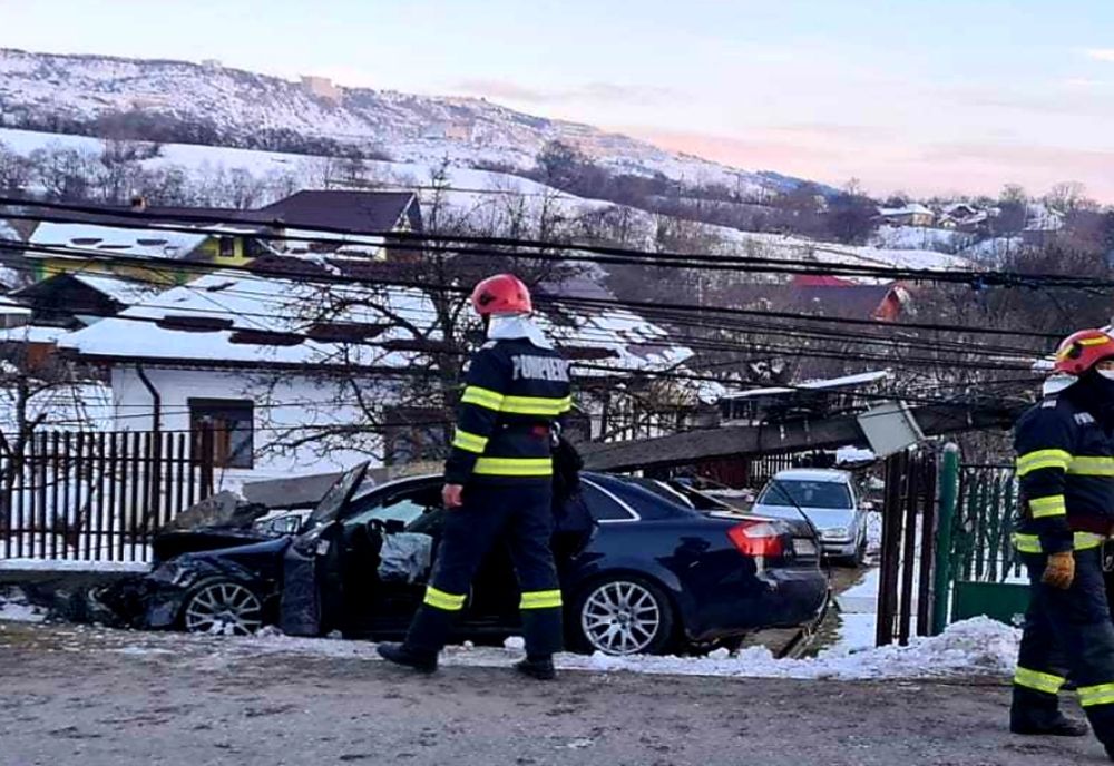 Un vehicul a intrat într-un stâlp de electricitate