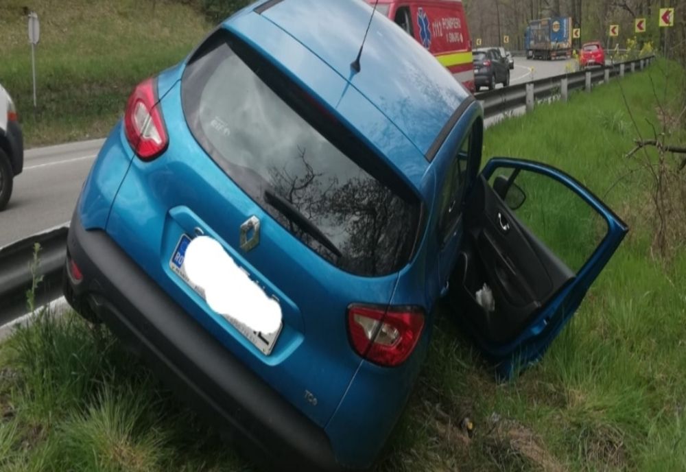 Cotmeana: Un autoturism a intrat într-un parapet