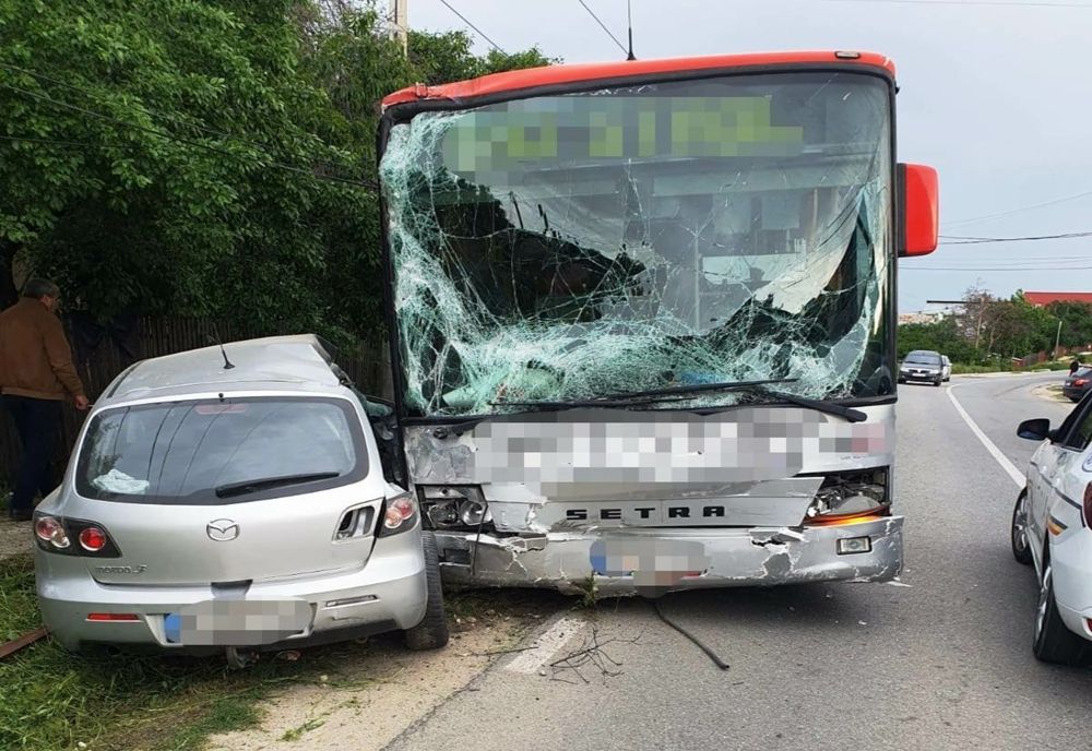 Argeş: Un autobuz a lovit două maşini parcate şi a doborât un stâlp de telefonie