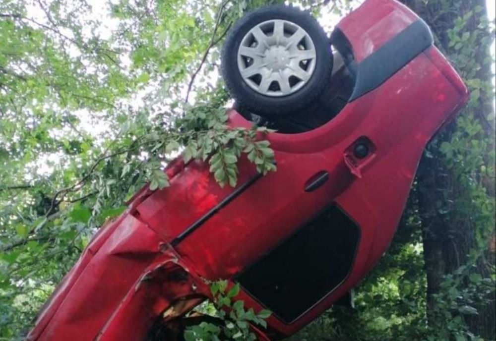 A părăsit partea carosabilă și a intrat în coliziune cu mai mulți copaci