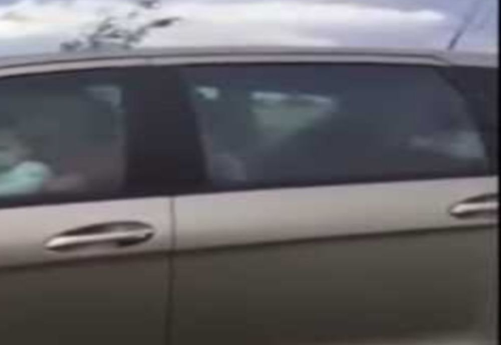 Conducea cu peste 100 de kilometri pe oră pe A1, cu un copil în braţe