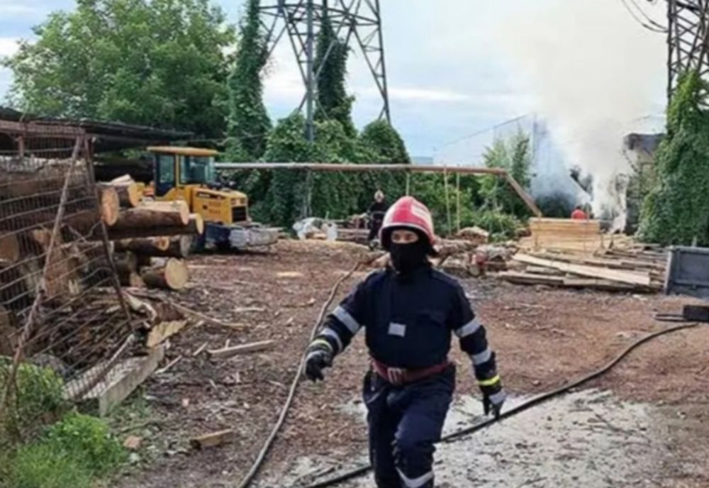 Depozit de cherestea în flăcări