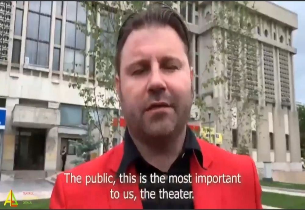 Teatrul Davila în stradă în luna august