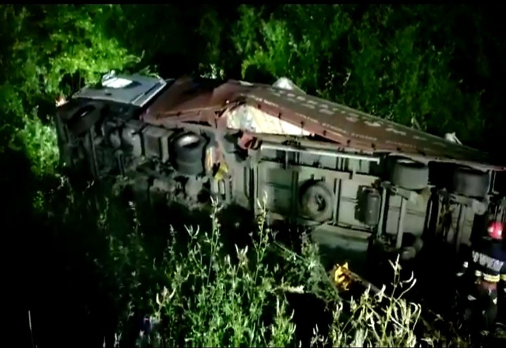 Autotren răsturnat în decor