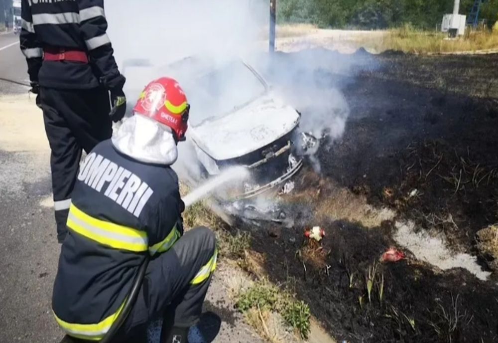 Trei vehicule s-au lovit, după ce un incendiu ar fi izbucnit într-un autoturism în apropiere de o stație PECO