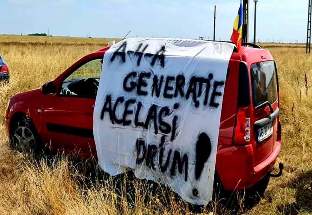 Protest cu mașini pe un drum aproape imposibil de trecut