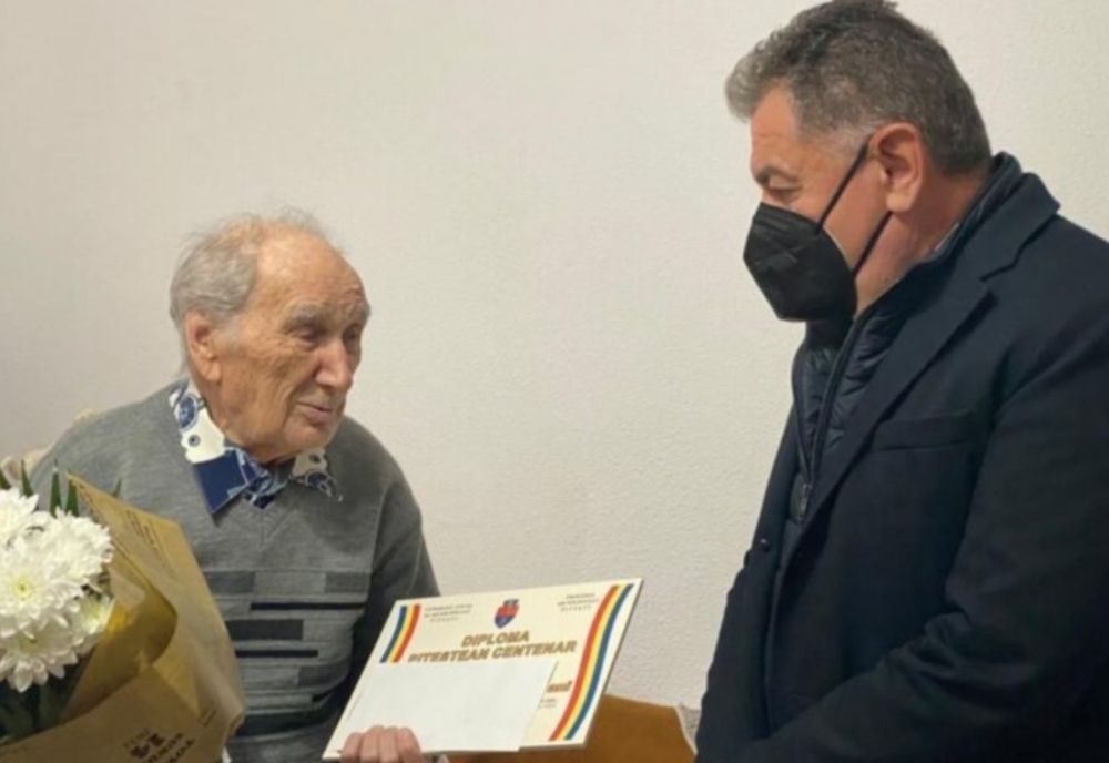 Primarul din Pitești l-a felicitat pe veteranul de război Ștefan Merișanu, cu ocazia sărbătoririi a 100 de ani