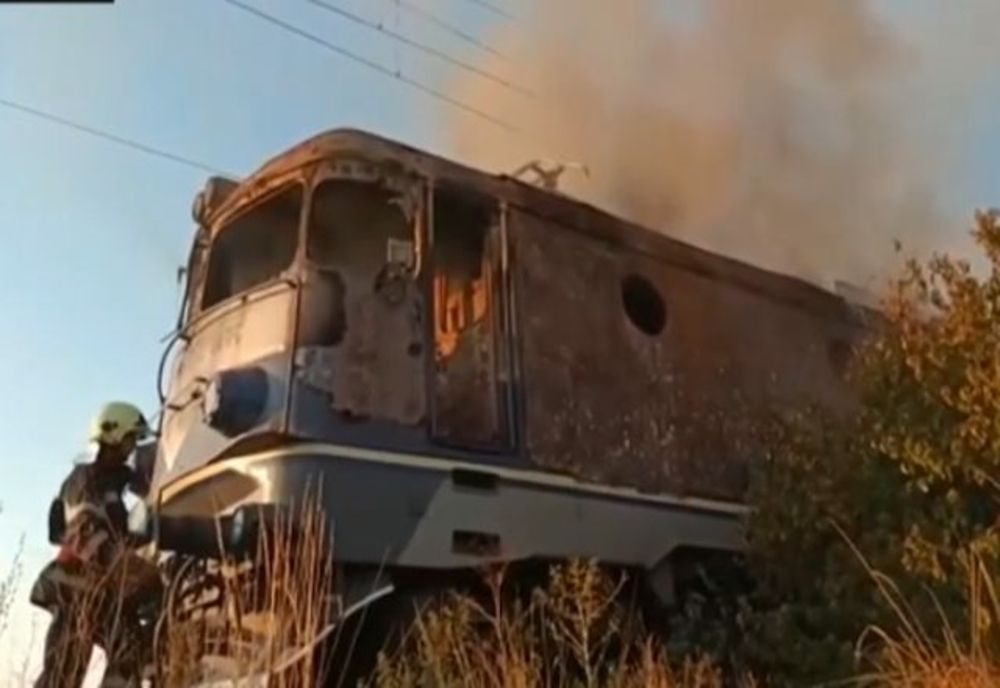 Arde o locomotivă în Gara Predeal! Aceasta era cuplată la vagoane pline cu motorină!