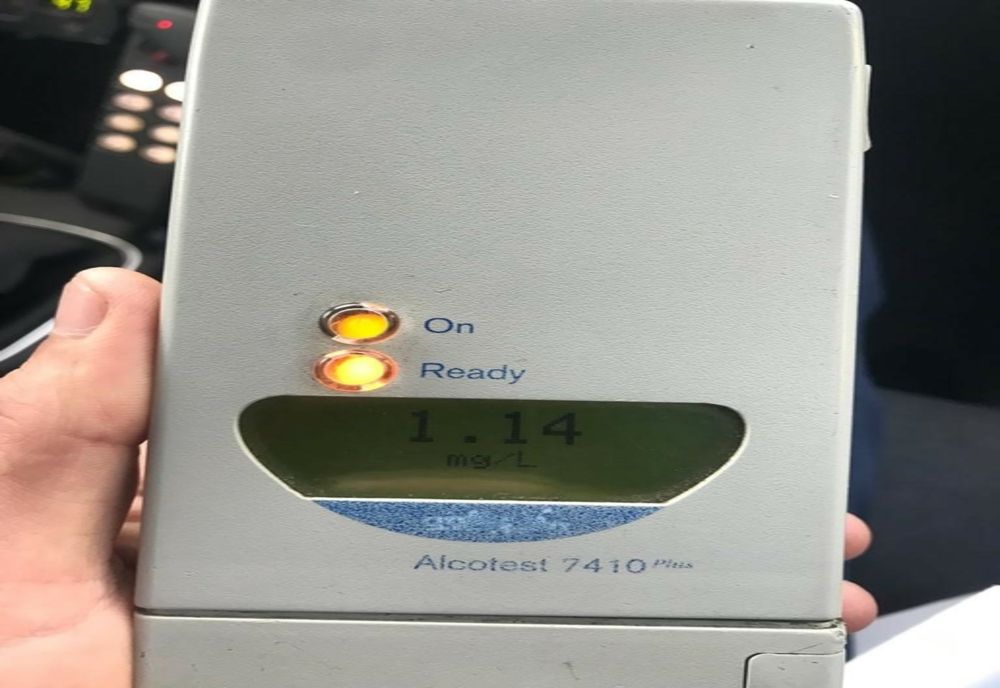 În loc să primeasca permisul a primit un alcooltest. Era a treia încercare pentru proba teoretică