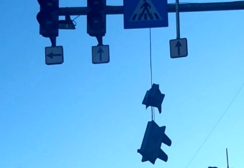 Panouri publicitare și un semafor "zburate" de vânt