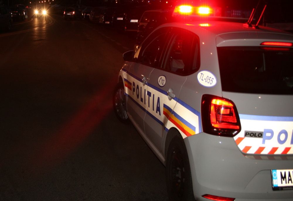 O femeie care şi-a ieşit din fire a încept să lovească maşinile parcate în centru Piteștiului