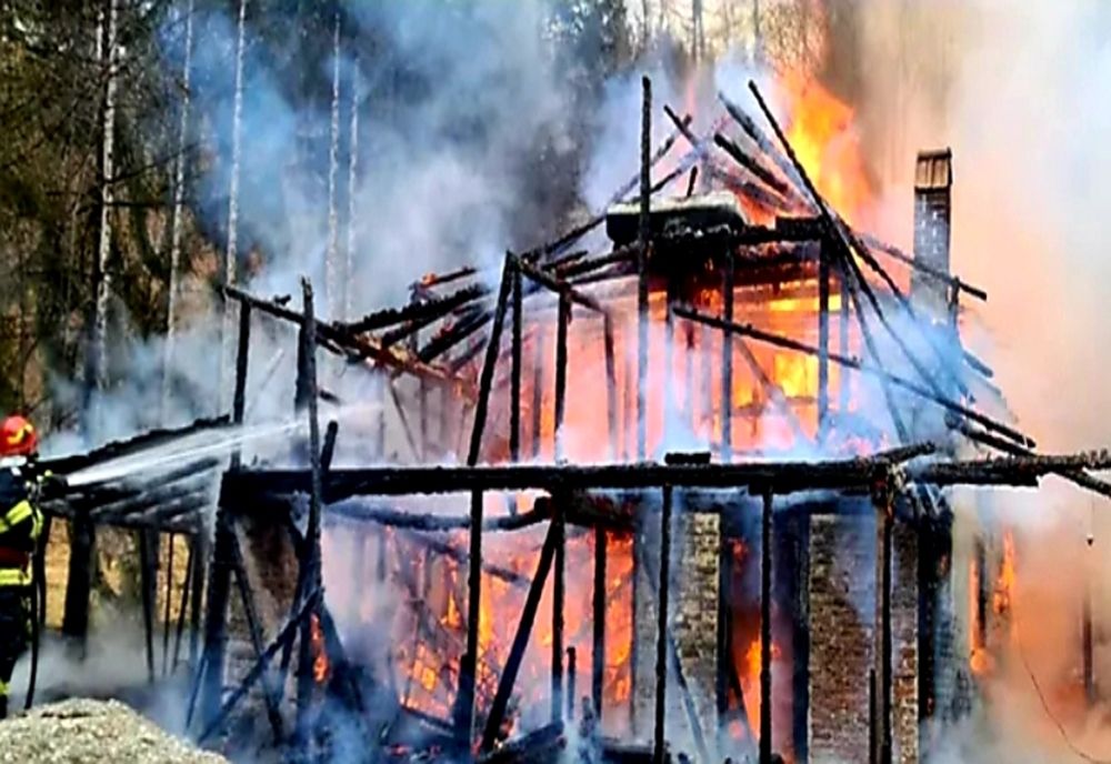 Incendiu la o cabană din lemn, în Argeș