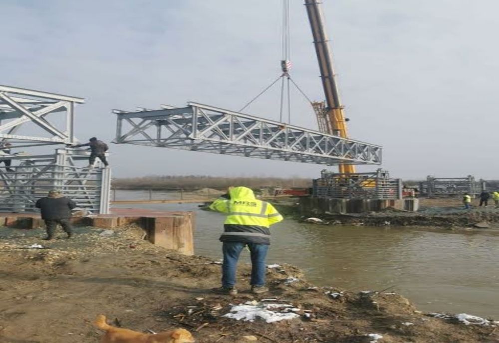 Dâmboviţa. A început montarea structurii metalice a podului de peste râul Argeș