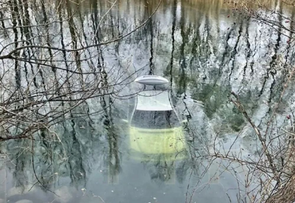Un autoturism a căzut într- un bazin