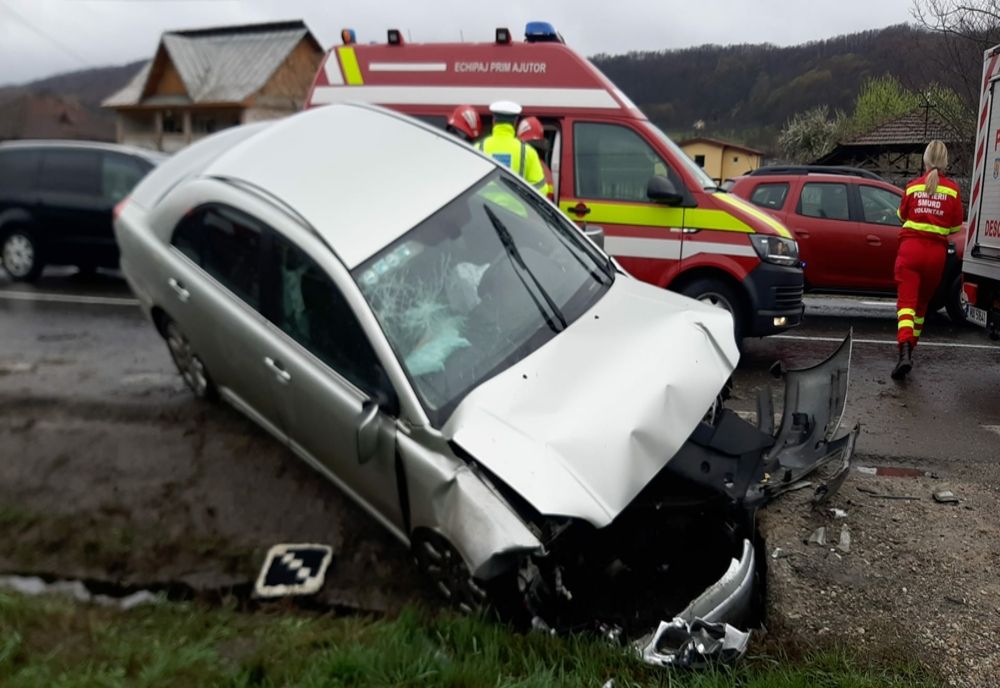 VIDEO. Accident în Argeş: o maşină a intrat într-un cap de pod, două persoane rănite