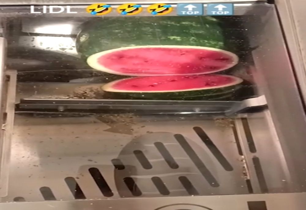 Un român și-a feliat pepenele la LIDL, în aparatul pentru tăiat pâine