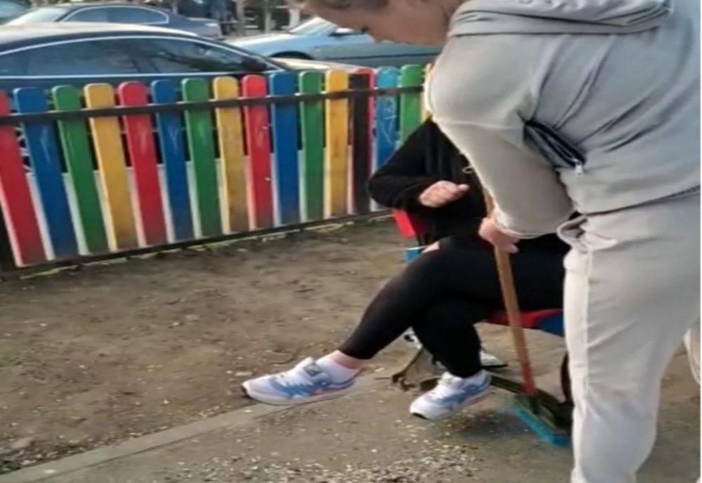 Două femei care mâncau semințe și aruncau cojile pe jos au fost amendate și puse să curețe