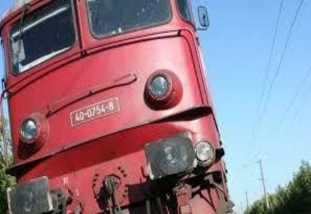 Accident grav între un tren și un TIR. A fost activat planul roșu. Mecanicul de locomotivă este rănit