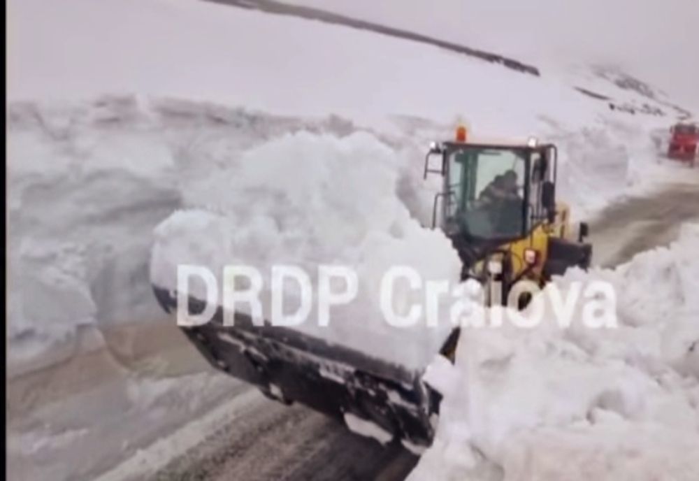 Nămeți pe Transalpina. Se depun eforturi ca circulația să se reia în timp cât mai scurt