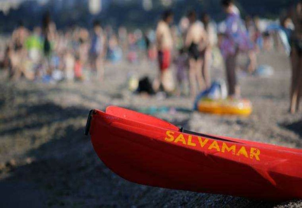 TRAGEDIE PE LITORAL: Tânăr înecat și femeie salvată de la moarte în stațiunea Neptun