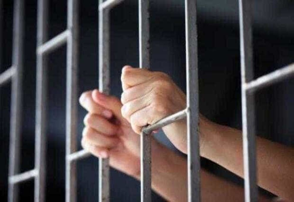 ACUZAȚII DE TULBURARE A ORDINII ȘI AMENINȚĂRI: BĂRBAT RETINUT DUPĂ INCIDENT CU TOPORUL