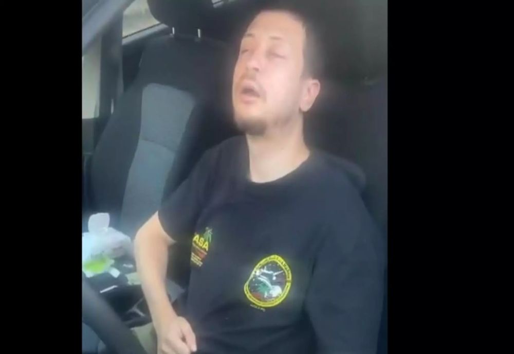 ȘOFRER BĂUT ȘI DROGAT, GĂSIT DORMIND LA VOLAN ÎN MIJLOCUL STRĂZII