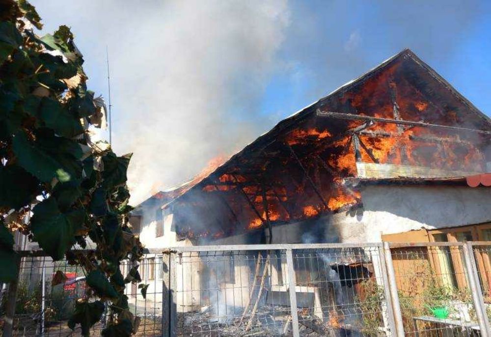 INCENDIU ÎN COMUNA DÂRMĂNEȘTI, ARGEȘ: DETALII FURNIZATE DE ISU ARGEȘ