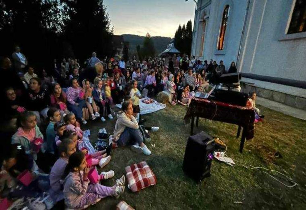 SEARĂ DE CINEMA ÎN AER LIBER LA PAROHIA MIHĂEȘTI