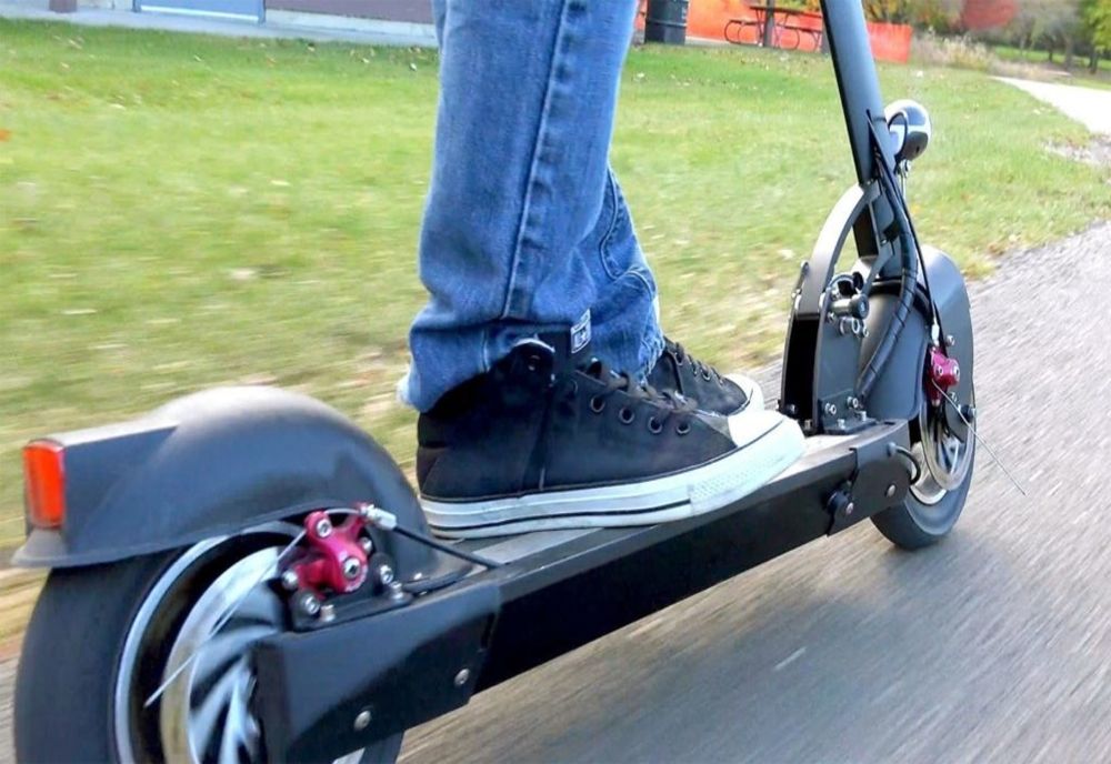 TRAGEDIE PE UN DRUM JUDEȚEAN DIN ARGEȘ. O ADOLESCENTĂ DE 15 ANI A MURIT DUPĂ CE A CĂZUT DE PE O TROTINETĂ ELECTRICĂ