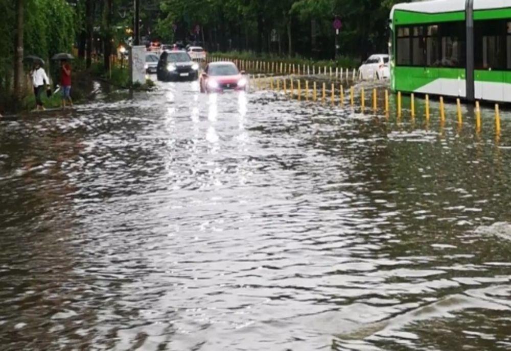 Risc de inundații în șase județe: Avertizarea hidrologilor