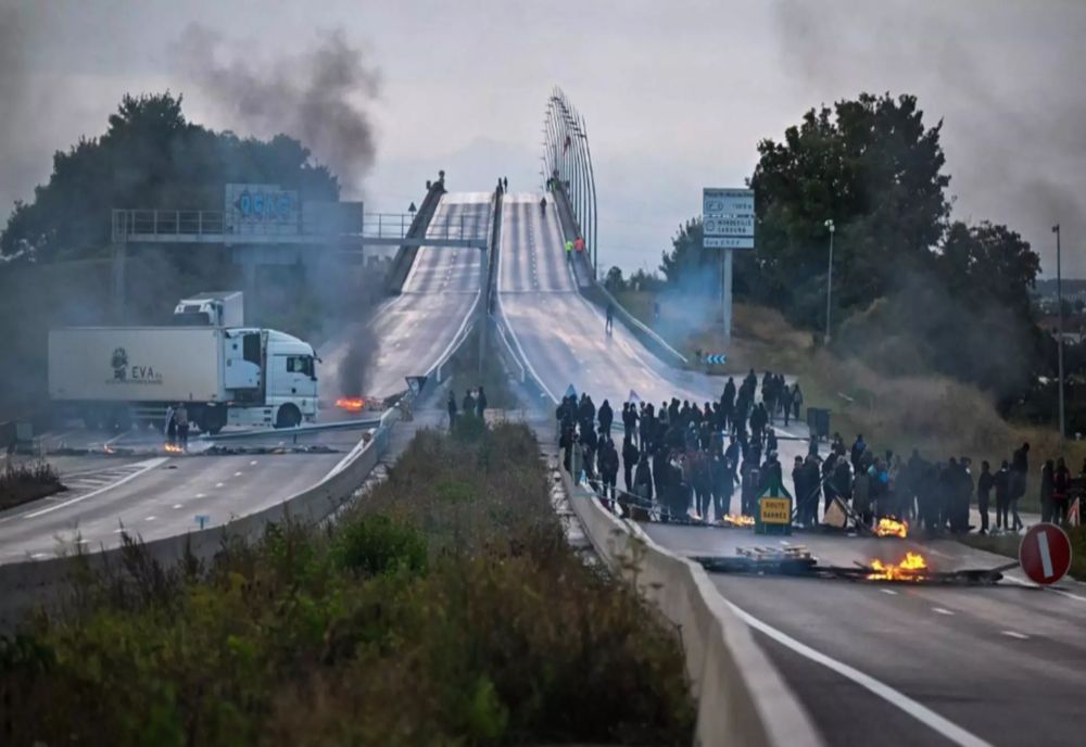 FRANȚA, PARALIZATĂ DE PROTESTE. MOBILIZARE FĂRĂ PRECEDENT A FORȚELOR DE ORDINE 