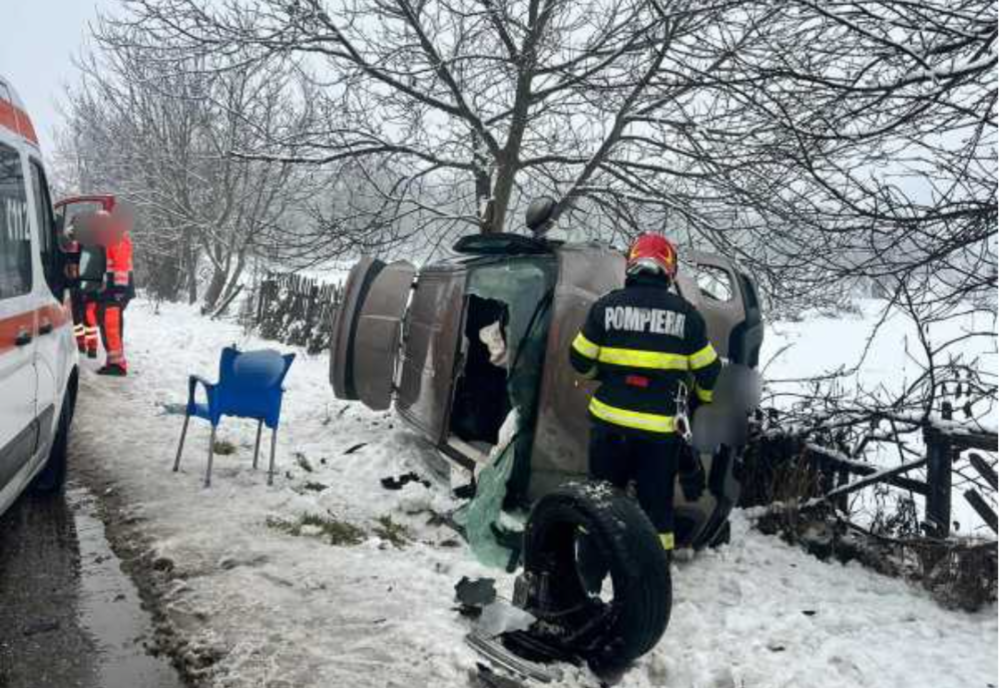 Opt persoane, dintre care cinci minori, transportate la spital după un accident rutier în Argeș
