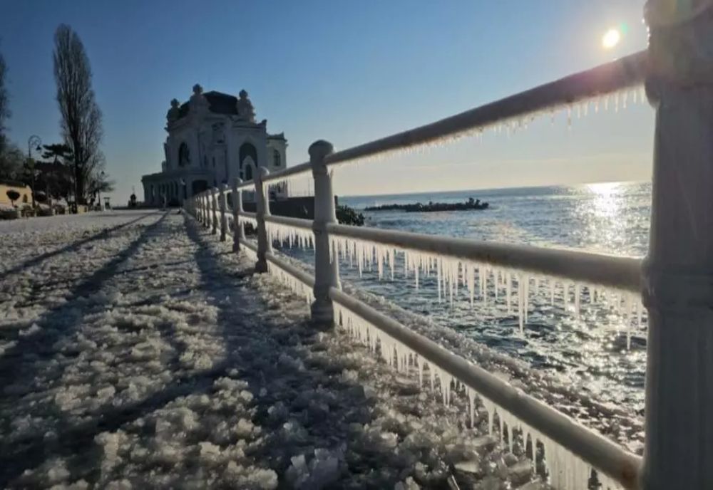 Imagine spectaculoasă pe Faleza Cazinoului din Constanța. Peisajul amintește de un regat al ghețurilor – FOTO/VIDEO