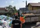 Munţi de gunoaie ridicaţi de pe domeniul public, la Piteşti! O familie a strâns deşeurile şi le-a lăsat pe stradă