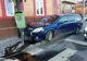 Accident! S-a speriat și a intrat cu mașina în stâlpul unui semafor