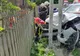 Bătrână strivită pe bancă de o maşină scăpată de sub control