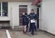 Tânăra a spart o maşină la mall, furând o sumă mare de bani