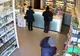 Reținut din cauză că i-au plăcut cosmeticele!