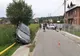 A rămas cu mașina suspendată pe țeava de gaze