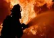 Un nou incendiu de vegetatie uscata. Flacarile s- au extins la o gospodarie