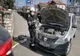 FOTO: Pisică blocată în compartimentul motorului unei maşini. Cum au scos-o pompierii