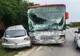 Argeş: Un autobuz a lovit două maşini parcate şi a doborât un stâlp de telefonie