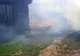 Casă în flăcări în urma izbucnirii unui incendiu de vegetație