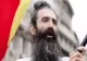 După jumătate de an în arest, Stegarul dac rupe tăcerea: „Temele sistemului vin în plic de afară!”