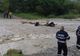 Video-Căruţa cu 3 persoane prinsă de viitură. Oamenii şi caii în vâltoarea apelor