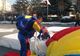 Moment emoționant la parada de la Mioveni! Un parașutist, așteptat la aterizare de fetița sa de trei ani