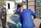 VIDEO. Gunoiul aruncat de o femeie pe stradă, în Craiova, "returnat" de autorităţi în curtea sa